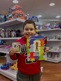 Cliente Legacy Collection con álbum dorado Panini en La Plata