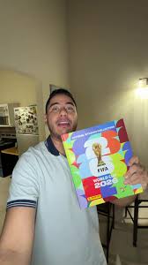 Cliente Legacy Collection con álbum Panini en San Juan